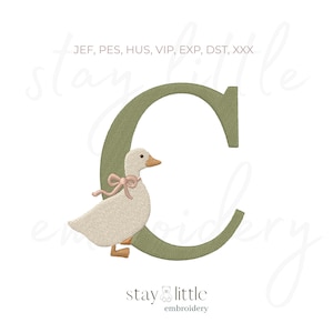 Puede incluir: Diseño bordado con un ganso blanco con un lazo rosa, junto a la letra verde "C". El texto "stay little embroidery" está en la parte inferior, con abreviaturas de tipo de archivo en la parte superior.