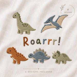 Op de afbeelding: Geborduurde dinosaurussen in verschillende kleuren, waaronder groen, oranje en blauw, worden getoond op een witte achtergrond. Het woord "Roarrr!" is in kleurrijke letters gestikt. De afbeelding bevat ook de tekst "6 DESIGNS" en "6 DESIGNS INCLUDED".