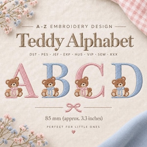 Könnte beinhalten: Ein A-Z Stickdesign mit dem Titel Teddy Alphabet, das die Buchstaben A, B, C und D in Rosa und Blau mit braunen Teddybären zeigt. Der Text enthält die Dateiformate DST, PES, JEF, EXP, HUS, VIP, SEW, XXX sowie die Angabe 85 mm.