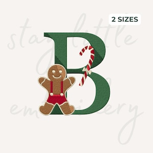 Könnte beinhalten: Ein grüner Buchstabe "B" mit einem Lebkuchenmann und einer Zuckerstange. Der Lebkuchenmann trägt eine rote Hose und Hosenträger. Die Zuckerstange ist rot und weiß mit einer weißen Schleife. Der Text "2 SIZES" befindet sich oben rechts.