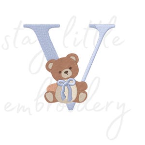 Urso fofo letra V – Desenho de bordado para bebê – 85 mm – Download instantâneo – pes, dst, exp, jef, jef+, xxx, hus, vip, sew
