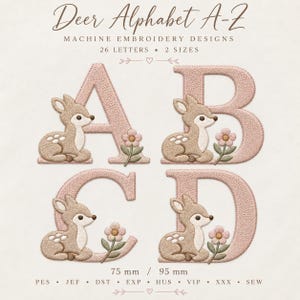 Op de afbeelding: Machineborduurontwerpen met de letters A, B, C en D in oudroze garen. Elke letter gaat vergezeld van een beige en wit reekalfje met witte stippen en een klein roze bloemetje met groene blaadjes. De tekst luidt Deer Alphabet A-Z.