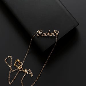 Collar con nombre chapado en oro de 14 quilates, collar con nombre de alambre personalizado, colgante con letra personalizada, collar de amor, regalo de cumpleaños para ella