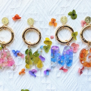 Sleutelhanger met aangepaste naam bloem, sleutelhanger van gepersonaliseerde harsletter met aangepaste naam, sleutelhanger geperste bloemen, handgemaakte botanische sleutelhanger