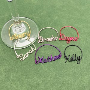 Personalisierte Wein Stem Charm, benutzerdefinierte Name Weinglas Tag, Getränke Namen Tag, Hochzeitsbevorzugung, Junggesellinnenabschied, Weinparty, Weinglas ID Markers