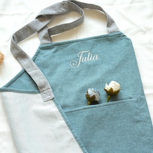 Benutzerdefinierte Name Stickerei Schürze, personalisierte Minimalist Schürze mit Tasche, Küche Kochschürze, Gartenschürze