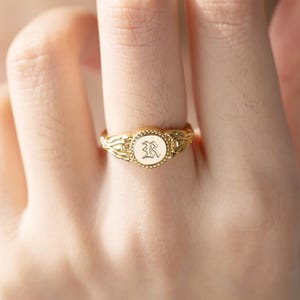Anillo con inicial en inglés antiguo personalizado, anillos con inicial en inglés antiguo, anillo con letra personalizada, regalo de Navidad, regalos para novio, regalo para ella