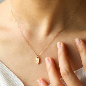 Collar inicial de gota de sauce, collar de etiqueta inicial, collar colgante de letra personalizada, collar inicial grabado, regalo para mamá, regalo para ella