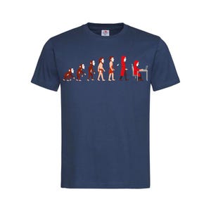 Könnte beinhalten: Ein marineblaues T-Shirt mit einer Grafik der menschlichen Evolution, die mit einer Person endet, die an einem Computer sitzt. Die Grafik ist in Rot und Weiß.