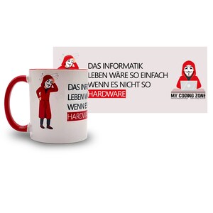 Könnte beinhalten: Weiße Keramiktasse mit rotem Henkel. Die Tasse zeigt ein Cartoon-Bild einer Person, die eine rote Kapuzenrobe und eine Guy-Fawkes-Maske trägt. Der Text auf der Tasse lautet "Das Informatik Leben ware so einfach wenn es nicht so Hardware".