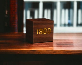 Réveil du matin réveil en bois LED horloge carrée horloge en bois horloge de nuit horloge de table décoration de la maison horloge de chevet ornement de maison unique