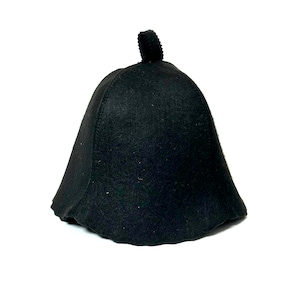 Può includere: Un cappello invernale in feltro nero con la cima a punta e un ampio bordo.