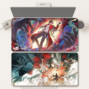 Könnte beinhalten: Zwei rechteckige Schreibtischunterlagen mit lebendigen Illustrationen im Anime-Stil. Die obere Unterlage zeigt eine Figur in einem roten Mantel, umgeben von großen dunklen Händen und leuchtendem Licht. Die untere Unterlage zeigt eine weißhaarige Figur inmitten roter Blumenmotive.