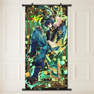 Pode incluir: Uma tapeçaria de parede com uma ilustração em estilo anime de um personagem em roupas verde-azulado e pretas, sobre um fundo verde e dourado. O texto "FIVE OF PENTACLES" e "Kinkh" são visíveis na parte inferior. A tapeçaria está pendurada em uma barra preta.