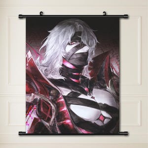 Puede incluir: Un rollo de pared con una ilustración de estilo anime de un personaje con pelo largo y plateado y ojos rojos. El personaje lleva ropa negra y roja, con vendas que cubren la parte inferior de la cara. La obra de arte está montada en un rollo negro.