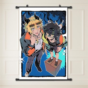Pode incluir: Pôster de parede em estilo anime com dois personagens com traços estilizados. Um personagem tem cabelo loiro, chifres e óculos de sol, enquanto o outro tem cabelo escuro e óculos. O fundo é azul com um padrão de meio-tom.