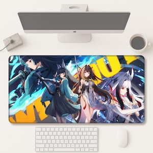 Pode incluir: Tapete de rato retangular com uma ilustração colorida em estilo anime de quatro personagens femininas com espadas e texto amarelo "AUX". As personagens têm cabelo comprido e vestem trajes de fantasia. Um teclado, um rato e um monitor de computador são visíveis.