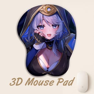 Könnte beinhalten: 3D-Mauspad mit einer Anime-Illustration eines weiblichen Charakters mit blauen Haaren und Augen, der ein dunkles Outfit mit goldenen Details trägt. Der Text "3D Mouse Pad" ist unten aufgedruckt. Eine weiße Maus befindet sich neben dem Pad.