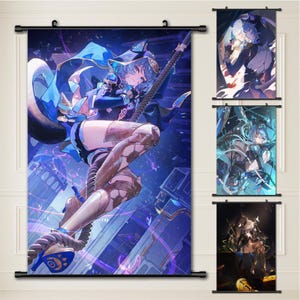 Puede incluir: Un tapiz vertical con una ilustración digital estilo anime de un personaje con orejas de gato y traje azul trepando por una cuerda gruesa. La obra utiliza una paleta de colores azul oscuro y violeta con efectos de luz brillante y formas.