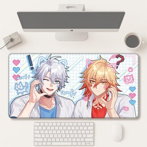 以下が含まれることがあります： 猫耳カチューシャをつけた2人のアニメ風キャラクターが描かれた長方形のマウスパッド。キャラクターは、ハート、感嘆符、そして「Woof！」という言葉が描かれた水色のグリッドの背景に配置されています。