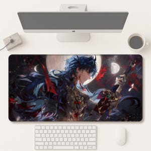 Op de afbeelding: Een groot rechthoekig muismat met een anime-stijl illustratie van een personage met blauw haar, die een zwaard vasthoudt. De achtergrond bevat een volle maan en donkere, dramatische kleuren. Een toetsenbord, muis en computermonitor zijn zichtbaar.