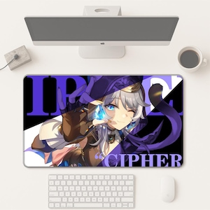 Puede incluir: Alfombrilla de ratón rectangular con una colorida ilustración de estilo anime de un personaje con ojos azules, sosteniendo una gema azul. La alfombrilla tiene la palabra "CIPHER" en texto blanco y letras moradas. Se ven un teclado y un ratón de ordenador.