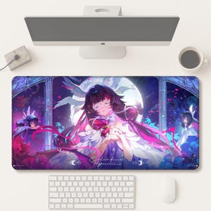 Può includere: Un tappetino per mouse rettangolare con una vivace illustrazione in stile anime. L'opera raffigura una donna con lunghi capelli fluenti, circondata da elementi floreali e celesti. La tavolozza dei colori include sfumature di viola, rosa e blu, con il testo "Columbina Hyperselina".
