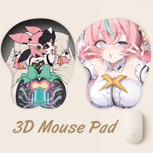Pode incluir: Duas almofadas de rato 3D com ilustrações em estilo anime. Uma apresenta uma personagem em rosa e preto, a outra uma personagem de cabelo rosa com olhos azuis. Um rato branco está ao lado das almofadas. O texto "3D Mouse Pad" está na parte inferior.