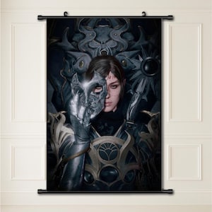 Könnte beinhalten: Ein Wandbehang mit einer Frau, die eine silberne Maske hält, mit dunkler Rüstung und detailliertem Hintergrund. Das Kunstwerk hat ein Fantasy-Thema, wobei der Fokus auf dem Gesicht der Frau und den Details der Maske und Rüstung liegt.