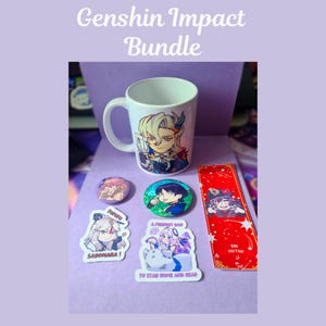 Peut inclure: Un mug en céramique blanc avec une illustration de personnage, entouré d'autocollants et de badges. Les autocollants et les badges présentent divers personnages de style anime. Un marque-page rouge avec une illustration de personnage est également inclus. Le texte "Genshin Impact Bundle" est en haut.