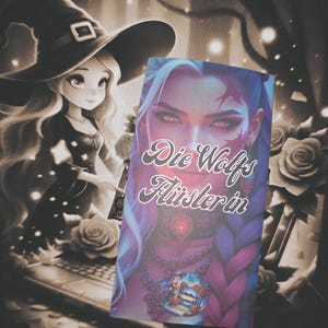 Könnte beinhalten: Sepiafarbene Illustration mit einem Buch mit dem Titel "Die Wolfs Flüsterin" mit einem Frauenporträt auf dem Cover. Das Bild zeigt eine Cartoon-Hexe mit Hut und Laptop, umgeben von Rosen und einem Bokeh-Effekt.