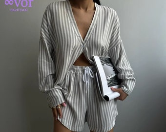 The English version would be: "Striped Shirt Shorts Set - Loose Fit Shirt Shorts Set, Shirt Set, Shorts Set, Pajama Set, Nightwear Set