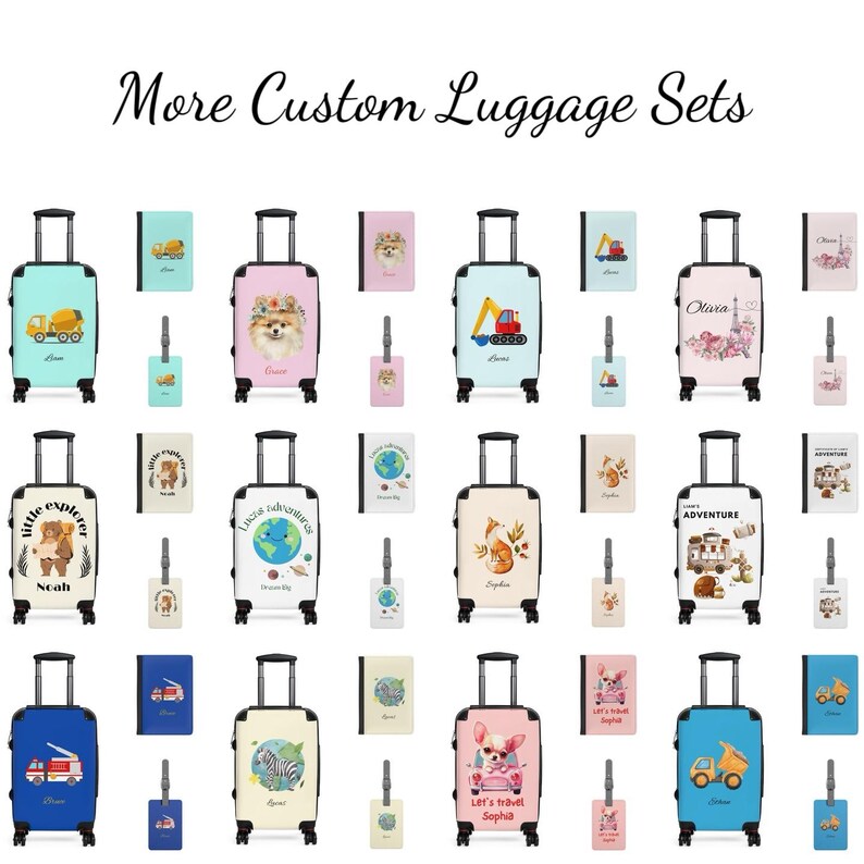 K&ouml;nnte beinhalten: Eine Sammlung individueller Gep&auml;cksets, jedes mit einzigartigen Designs. Die Sets umfassen Rollkoffer, passende Notizb&uuml;cher und Gep&auml;ckanh&auml;nger. Designs umfassen einen Bagger, einen Hund, einen Fuchs und ein Zebra. Der Text "More Custom Luggage Sets" steht oben.