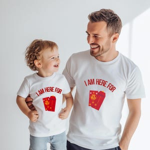 Estoy aquí para la camiseta divertida del Año Nuevo chino con bolsillo rojo, camiseta familiar a juego, Año Nuevo lunar, Feliz Año Nuevo de la serpiente, traje rojo tradicional