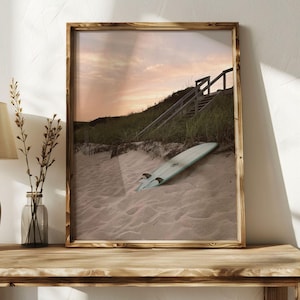 Impresión fotográfica de una tabla de surf en la arena de la playa Ditch Plains en Montauk, Nueva York