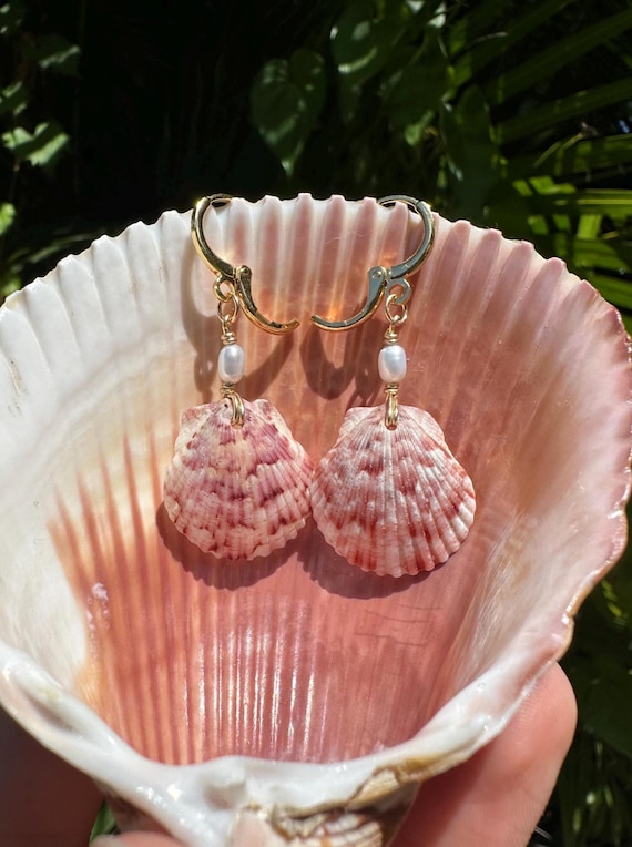 Shell and pearl earring, 18k gold plated, handmade, handpicked shells
