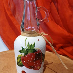Einzigartiger Glaskrug im Landhausstil mit einem fröhlichen Erdbeerbild. Bereit für deinen Ahornsirup oder Dressings.