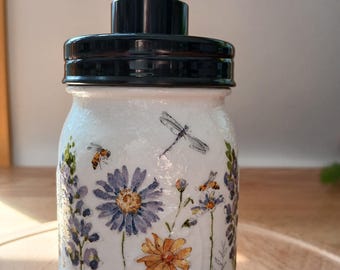 Dispensador de jabón líquido o loción con delicado diseño floral en forma de tarro de cristal.