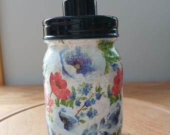 Dispensador de jabón líquido o loción en tarro de cristal con estampado floral azul y amapolas rojas. Estilo rústico.