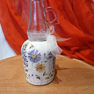 Servieren Sie Ihren Ahornsirup mit diesem verkorkten, einzigartigen Blumenbehälter. Hält 8 Unzen Flüssigkeit - oder vielleicht eine einzelne Blüte