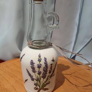 Lavendel verschönert Krug im Landhausstil. Gebrauchsfertig für Blumenstiele, Salatsaucen und Ahornsirup.  Korkspitze.