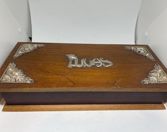 Caja de guantes/joyero antigua de madera portuguesa con grabados.