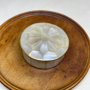 Vintage Mother of Pearl Trinket Box Brass Mosaic Inlay, Round Keepsake Jewelry Box, 1950s Dutch Boutique Gift Box De Adelaar Amstelveen