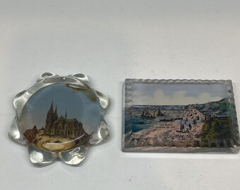 Zwei antike Edwardian Souvenir Briefbeschwerer. Der Kölner Dom / der Strandklanton am Meer