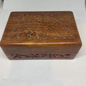 boîte à bijoux vintage en bois sculpté