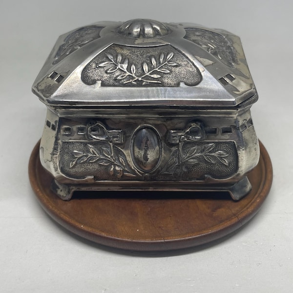 Cofre de joyería antiguo de estilo Art Nouveau, chapado en plata.