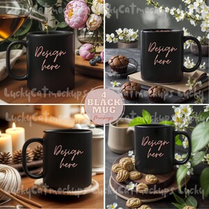 Set di 4 mock-up di tazze in ceramica nera da 11 once per tazze da tè e caffè con fiori, candele, cupcake e biscotti / mock-up di tazze rustiche e accoglienti per le vacanze autunnali