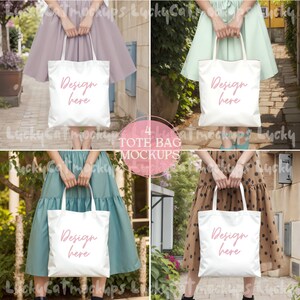 Op de afbeelding: Vier tote bags met de tekst "Design here" erop gedrukt. De tassen worden vastgehouden door vier verschillende mensen die verschillende jurken dragen. De tassen zijn wit met roze tekst.