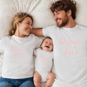 Maqueta de una familia con un bebé, camiseta blanca a juego y un mono para la madre, el padre y el pijama de su hijo recién nacido - Maqueta de mamá, papá y yo