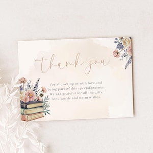 Peut inclure: Carte de remerciement avec illustrations florales et de livres. La carte présente les mots "thank you" en écriture élégante, ainsi qu'un message de gratitude. Le design comprend des fleurs à l'aquarelle et une pile de livres, parfait pour une baby shower ou un mariage.